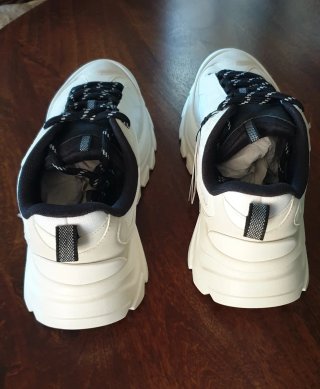 Zapatillas nuevas con etiqueta