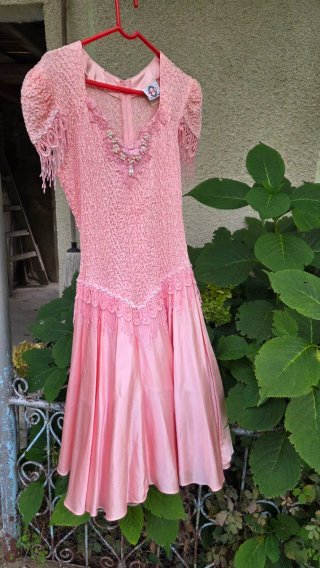 Vestido de fiesta rosa con pedrería