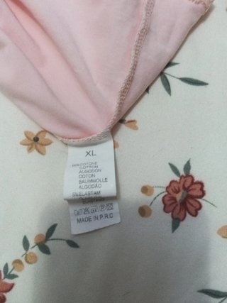 Camiseta de tirantes rosa con encaje