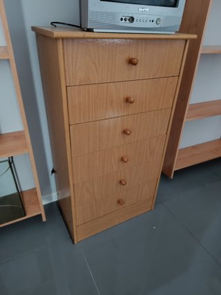 Estanterías madera y cómoda 5 cajones