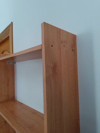 Estanterías madera y cómoda 5 cajones