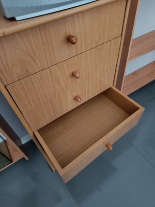 Estanterías madera y cómoda 5 cajones