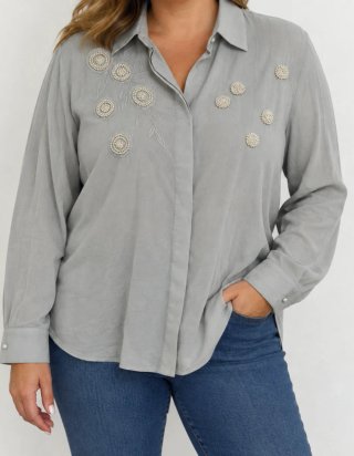 Camisa gris con perlas