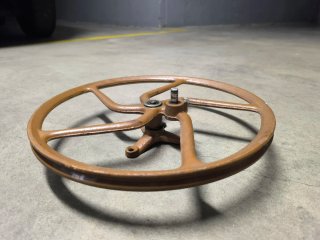 Pedal y rueda máquina coser antigua