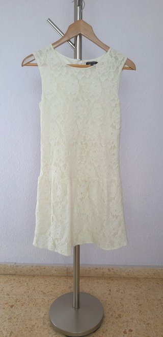 Vestido corto marca MORGAN. Todo de encaje con for