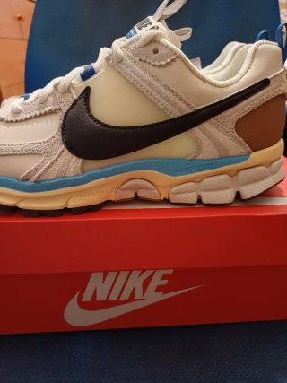NUEVAS! ZAPATILLAS MUJER W NIKE ZOOM VOMERO 5 PRM