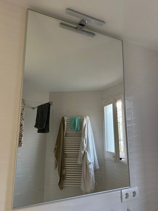 Espejo de baño plateado y blanco