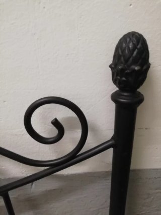 Cabecero de forja negro con corazón
