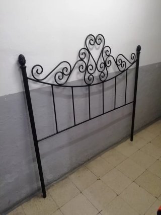 Cabecero de forja negro con corazón