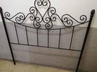 Cabecero de forja negro con corazón