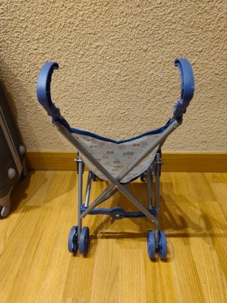 Cochecito de muñecas azul con estampado