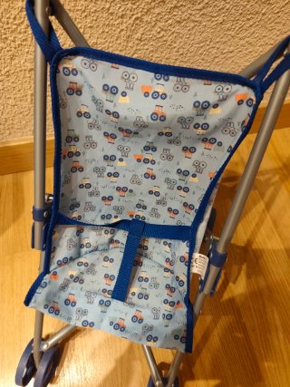 Cochecito de muñecas azul con estampado