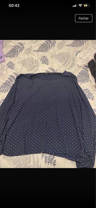 Camisola azul com padrão de bolinhas