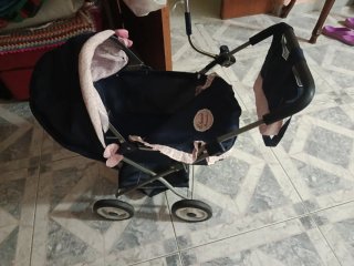 Carrito de bebé de juguete
