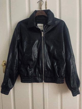 Cazadora polipiel negra Bershka