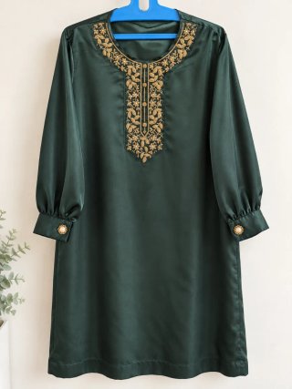 Vestido verde y conjunto estampado+ chal y bolso