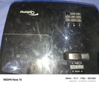 Proyector Optoma y Pantalla Eléctrica