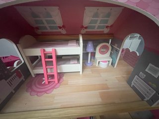 Casa de muñecas (con 3 muñecos incluidos)