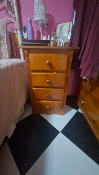 2 Mesitas de noche altas de madera