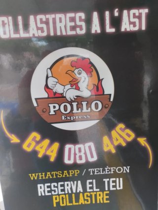 Negocio de pollos a l'ast en un remolque