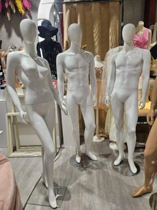 Maniquí de hombre blanco brillo