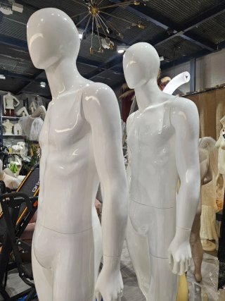 Maniquí de hombre blanco brillo