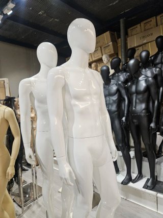 Maniquí de hombre blanco brillo