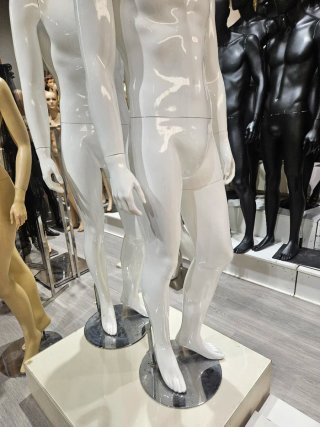 Maniquí de hombre blanco brillo