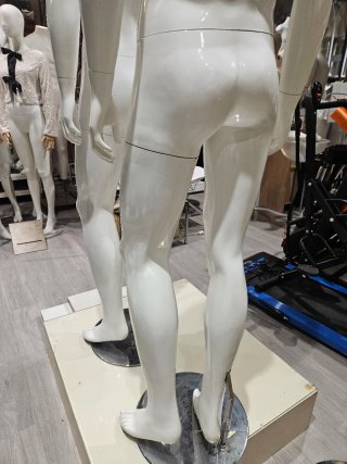 Maniquí de hombre blanco brillo