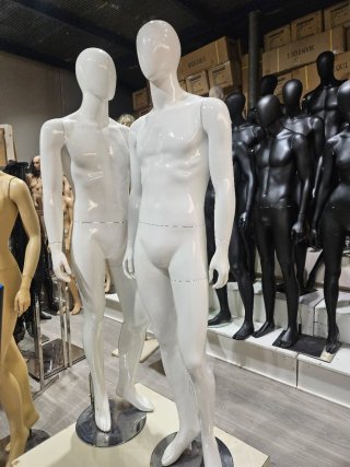 Maniquí de hombre blanco brillo