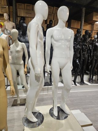 Maniquí de hombre blanco brillo