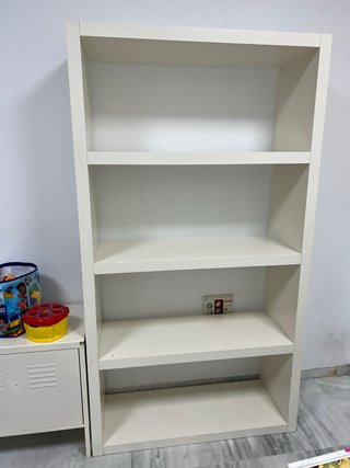 Estantería blanca de madera