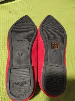 Zapatos planos rojos con pedrería