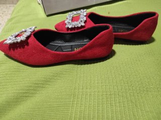 Zapatos planos rojos con pedrería