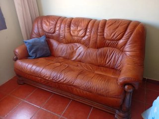 Sofá de piel marrón