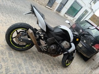 Moto Kawasaki Z750 Naked Blanca y Negra