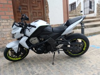 Moto Kawasaki Z750 Naked Blanca y Negra