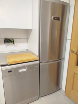 Frigorífico fregadero con grifo y lavavajillas