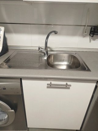 Frigorífico fregadero con grifo y lavavajillas