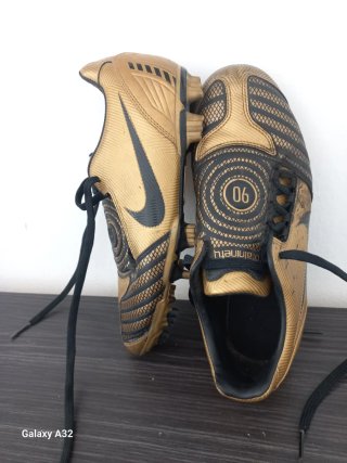Zapatillas Fútbol Nike Oro y Negro Talla 42