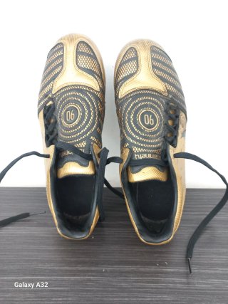 Zapatillas Fútbol Nike Oro y Negro Talla 42