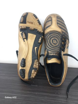 Zapatillas Fútbol Nike Oro y Negro Talla 42