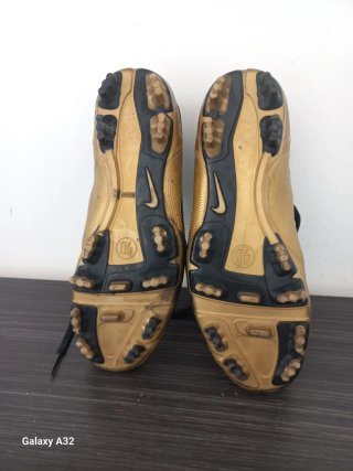 Zapatillas Fútbol Nike Oro y Negro Talla 42