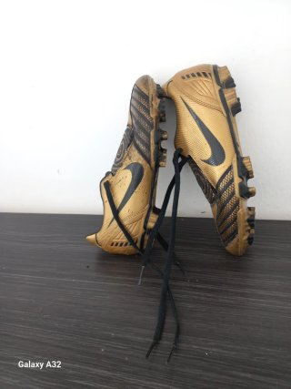 Zapatillas Fútbol Nike Oro y Negro Talla 42