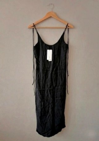 Vestido negro Zara con etiqueta