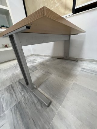 Mesa de madera y metal