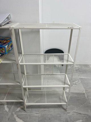 Estantería metálica blanca