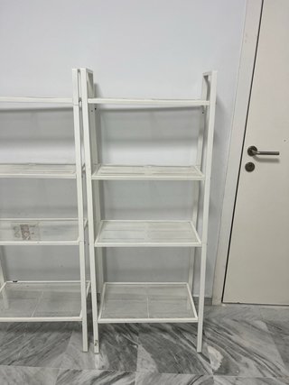 Estantería metálica blanca