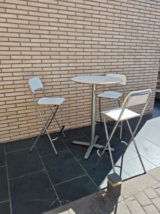 Mesa alta y 3 taburetes