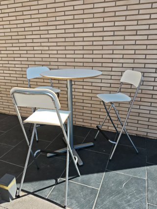 Mesa alta y 3 taburetes